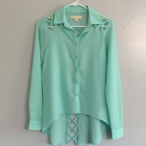 Cold shoulders Buttondown - Picture 2 of 3